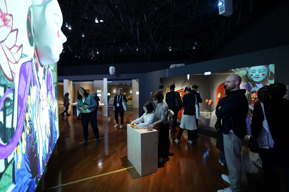 Exhibition tour (1)